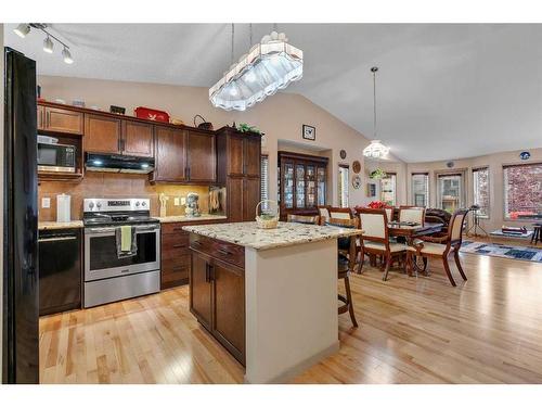 1920 Riverside Boulevard Nw, High River, AB - Indoor Photo Showing Kitchen