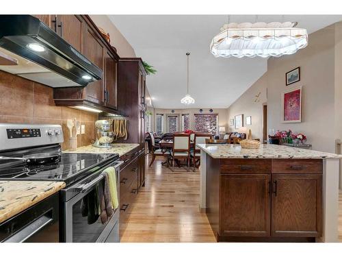 1920 Riverside Boulevard Nw, High River, AB - Indoor Photo Showing Kitchen