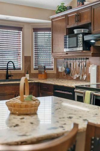 1920 Riverside Boulevard Nw, High River, AB - Indoor Photo Showing Kitchen