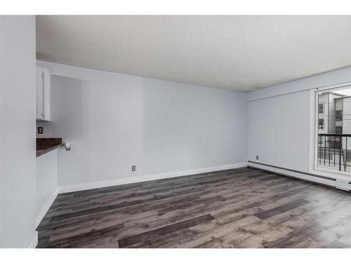 206-234 5 Avenue Ne, Calgary, AB - Indoor Photo Showing Living Room