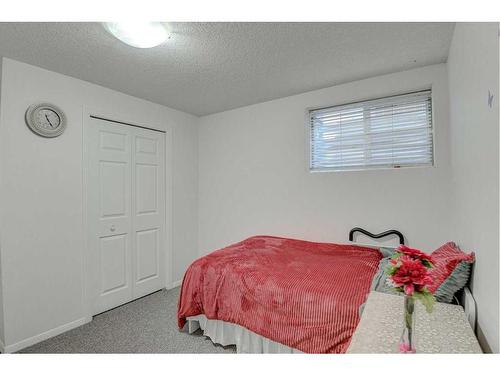 28 Tarawood Grove Ne, Calgary, AB - Indoor Photo Showing Bedroom