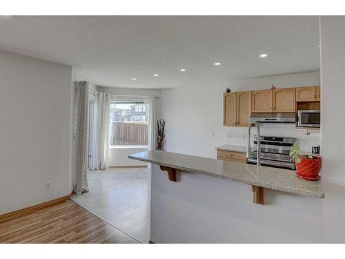 28 Tarawood Grove Ne, Calgary, AB - Indoor Photo Showing Kitchen