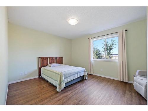 669 West Highland Crescent, Carstairs, AB - Indoor Photo Showing Bedroom