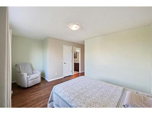 669 West Highland Crescent, Carstairs, AB - Indoor Photo Showing Bedroom