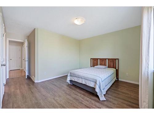 669 West Highland Crescent, Carstairs, AB - Indoor Photo Showing Bedroom