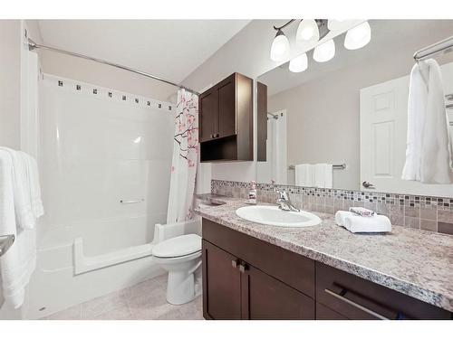 669 West Highland Crescent, Carstairs, AB - Indoor Photo Showing Bathroom