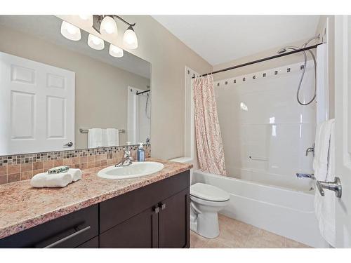 669 West Highland Crescent, Carstairs, AB - Indoor Photo Showing Bathroom