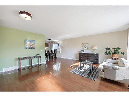 669 West Highland Crescent, Carstairs, AB - Indoor Photo Showing Living Room