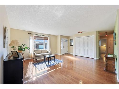 669 West Highland Crescent, Carstairs, AB - Indoor Photo Showing Living Room