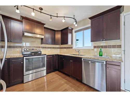 669 West Highland Crescent, Carstairs, AB - Indoor Photo Showing Kitchen With Stainless Steel Kitchen With Upgraded Kitchen