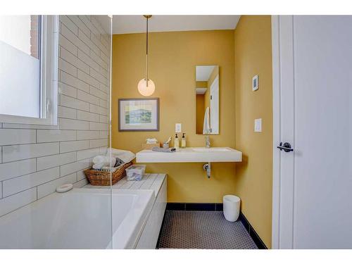 305-3204 Rideau Place Sw, Calgary, AB - Indoor Photo Showing Bathroom