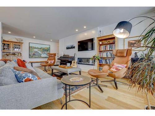 305-3204 Rideau Place Sw, Calgary, AB - Indoor Photo Showing Living Room With Fireplace