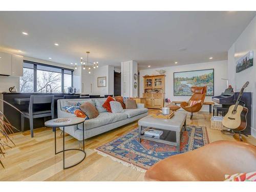 305-3204 Rideau Place Sw, Calgary, AB - Indoor Photo Showing Living Room