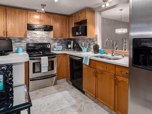 22 Lincoln Green Sw, Calgary, AB - Indoor Photo Showing Kitchen With Double Sink