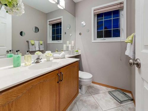 22 Lincoln Green Sw, Calgary, AB - Indoor Photo Showing Bathroom