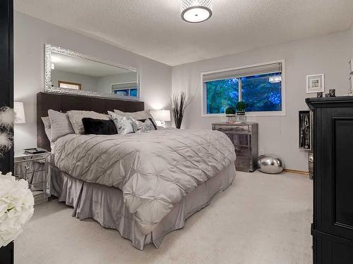 22 Lincoln Green Sw, Calgary, AB - Indoor Photo Showing Bedroom