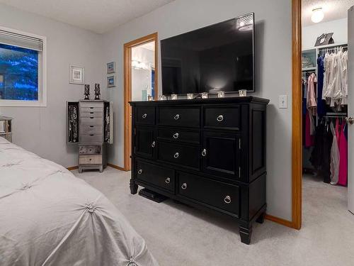 22 Lincoln Green Sw, Calgary, AB - Indoor Photo Showing Bedroom