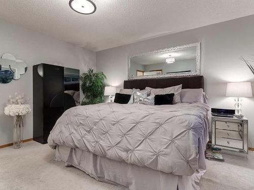 22 Lincoln Green Sw, Calgary, AB - Indoor Photo Showing Bedroom