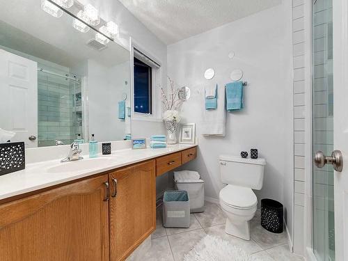 22 Lincoln Green Sw, Calgary, AB - Indoor Photo Showing Bathroom