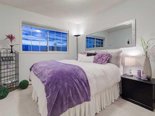 22 Lincoln Green Sw, Calgary, AB - Indoor Photo Showing Bedroom