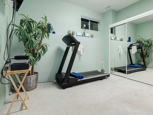 22 Lincoln Green Sw, Calgary, AB - Indoor Photo Showing Gym Room