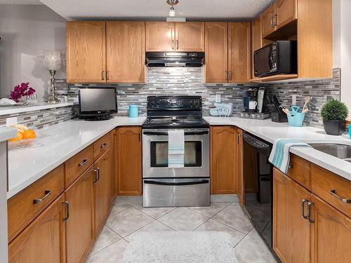 22 Lincoln Green Sw, Calgary, AB - Indoor Photo Showing Kitchen