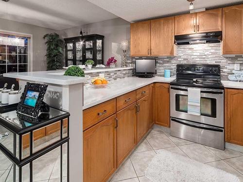 22 Lincoln Green Sw, Calgary, AB - Indoor Photo Showing Kitchen