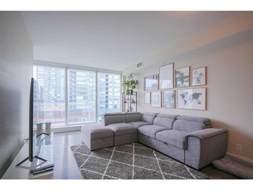 702-510 6 Avenue Se, Calgary, AB - Indoor Photo Showing Living Room