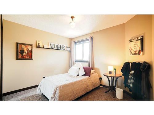 103 Everoak Green Sw, Calgary, AB - Indoor Photo Showing Bedroom