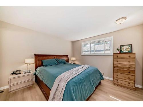 139 Edgehill Place Nw, Calgary, AB - Indoor Photo Showing Bedroom