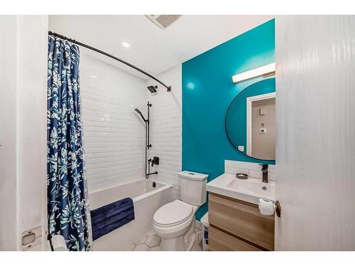 139 Edgehill Place Nw, Calgary, AB - Indoor Photo Showing Bathroom