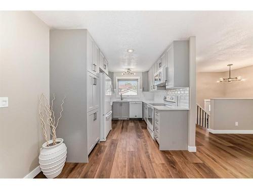 71 Templemont Road, Calgary, AB - Indoor Photo Showing Kitchen