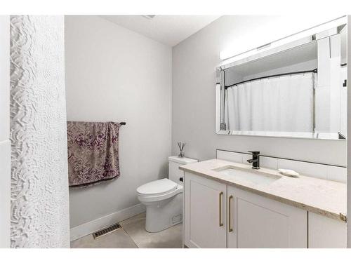 272 West Chestermere Drive, Chestermere, AB - Indoor Photo Showing Bathroom