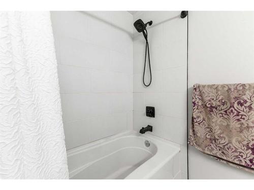 272 West Chestermere Drive, Chestermere, AB - Indoor Photo Showing Bathroom