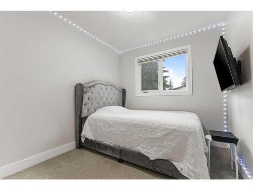 272 West Chestermere Drive, Chestermere, AB - Indoor Photo Showing Bedroom