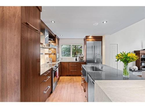 4-136 Silvertip Ridge, Canmore, AB - Indoor Photo Showing Kitchen