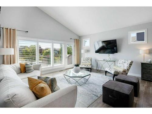 138 Bayview Circle Sw, Airdrie, AB - Indoor Photo Showing Living Room