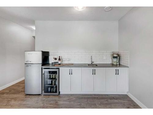 138 Bayview Circle Sw, Airdrie, AB - Indoor Photo Showing Kitchen