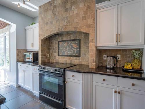 77 Royal Highland Road Nw, Calgary, AB - Indoor Photo Showing Kitchen