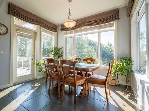 77 Royal Highland Road Nw, Calgary, AB - Indoor Photo Showing Dining Room