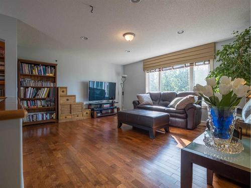 77 Royal Highland Road Nw, Calgary, AB - Indoor Photo Showing Living Room