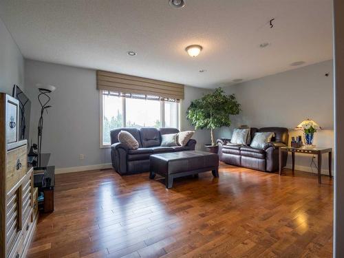 77 Royal Highland Road Nw, Calgary, AB - Indoor Photo Showing Living Room