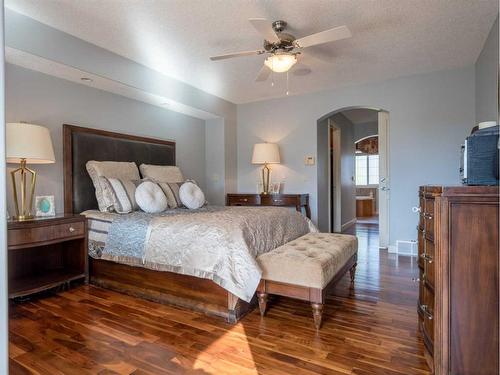 77 Royal Highland Road Nw, Calgary, AB - Indoor Photo Showing Bedroom