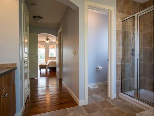 77 Royal Highland Road Nw, Calgary, AB - Indoor Photo Showing Bathroom