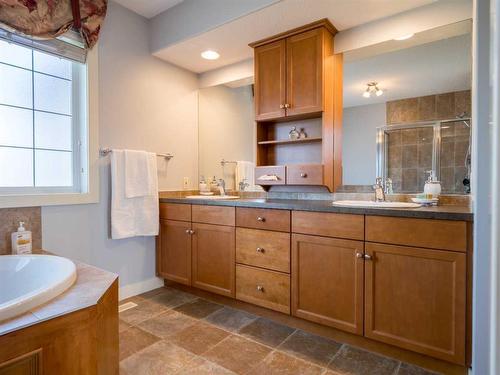 77 Royal Highland Road Nw, Calgary, AB - Indoor Photo Showing Bathroom