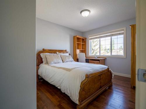 77 Royal Highland Road Nw, Calgary, AB - Indoor Photo Showing Bedroom