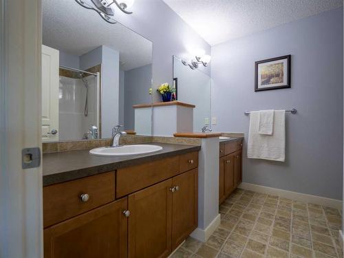 77 Royal Highland Road Nw, Calgary, AB - Indoor Photo Showing Bathroom