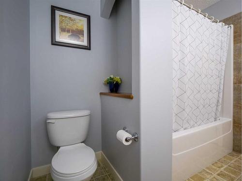 77 Royal Highland Road Nw, Calgary, AB - Indoor Photo Showing Bathroom