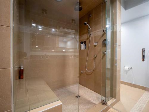 77 Royal Highland Road Nw, Calgary, AB - Indoor Photo Showing Bathroom