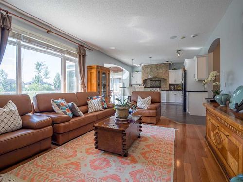 77 Royal Highland Road Nw, Calgary, AB - Indoor Photo Showing Living Room